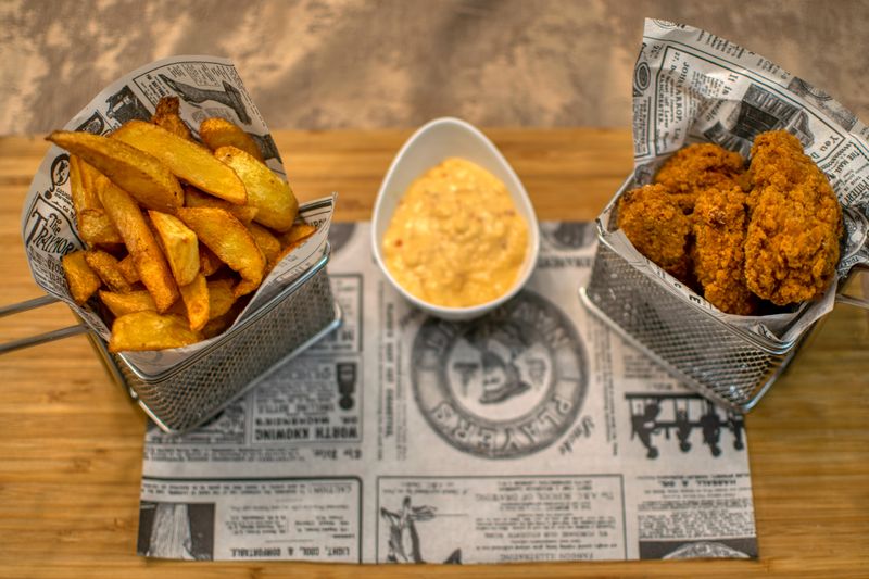 Crispy chicken wings with dipping sauce